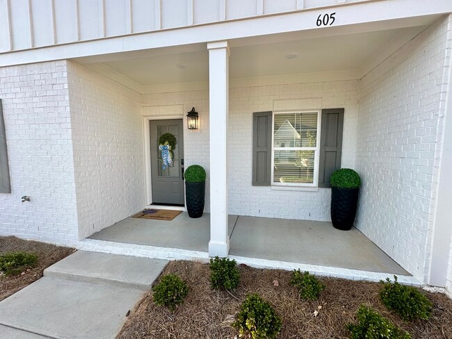 Building Photo - 605 Meadow Crest Cir