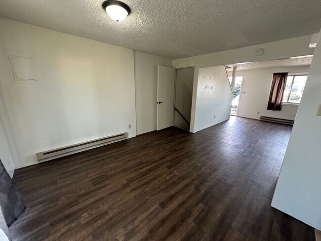 Foto del edificio - Modernly updated two bedroom, one and half bathroom townhome located within walking distance to R...