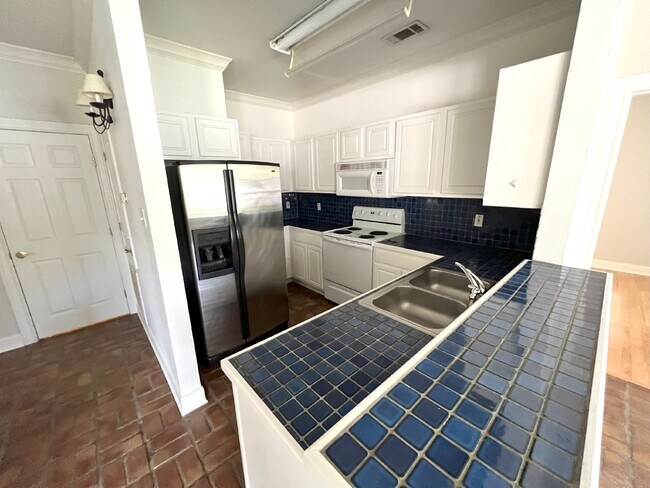 Foto del edificio - University View Condo, Gated 2 Bedroom Condo For Rent, Near LSU