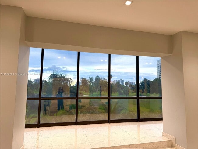 Foto del edificio - 20335 W Country Club Dr