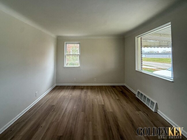 Building Photo - 3 Bed 1 Bath Lincoln Park Home