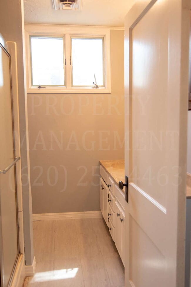 Building Photo - Charming 2-Bedroom Home