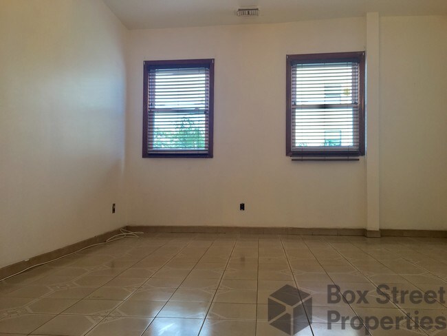 Foto del edificio - 62-42 Forest Ave