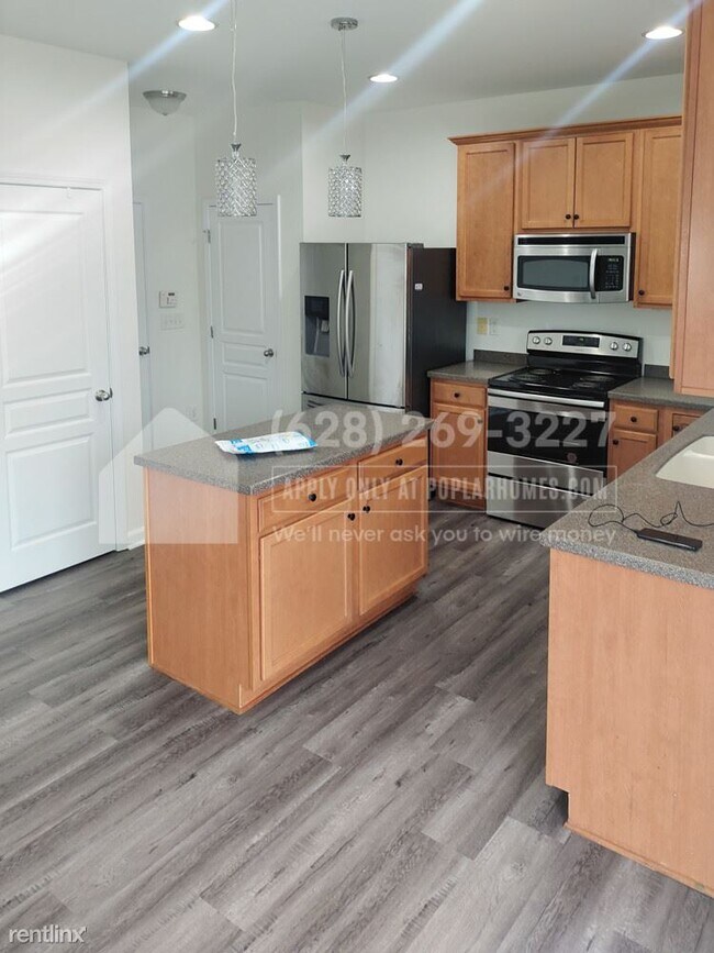 Building Photo - 4 br, 2.5 bath House - 2006 Woodsdale Dr -