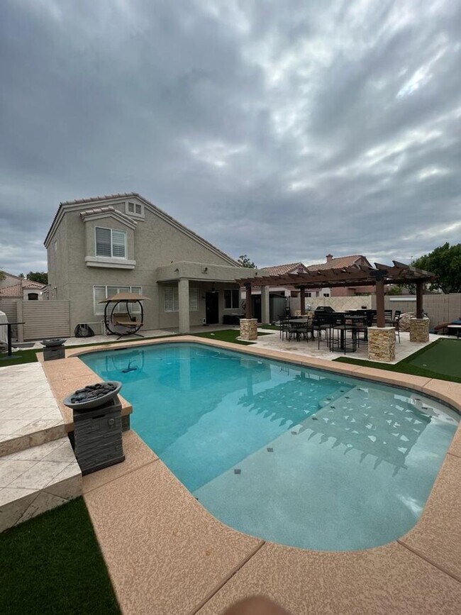 Foto del edificio - BEAUTIFUL executive style home w/ entertainer's dream backyard!
