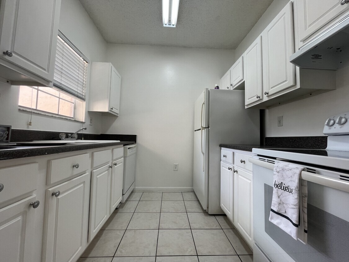 Foto principal - 2451 NW 96th Terrace