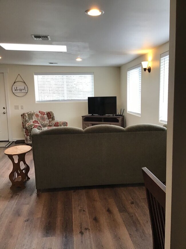 Foto del edificio - For Rent: Fully Furnished Barndominium downstairs unit 1 bedroom 1 bath on a Tumalo Ranch