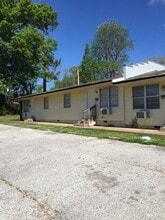 Building Photo - 2 Bed 1 Bath Apartment Bolivar Mo in unit Laundry!!