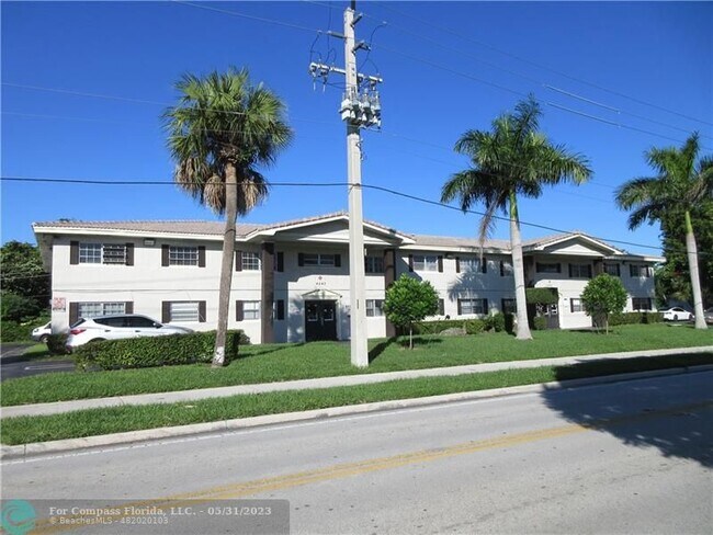 Foto del edificio - 4240 Woodside Dr