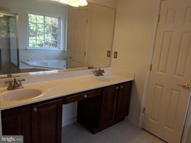 Building Photo - 23 W Bullrush Dr
