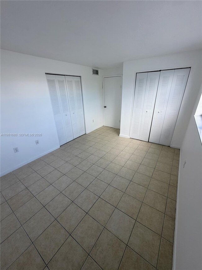 Building Photo - 2001 Bay Dr