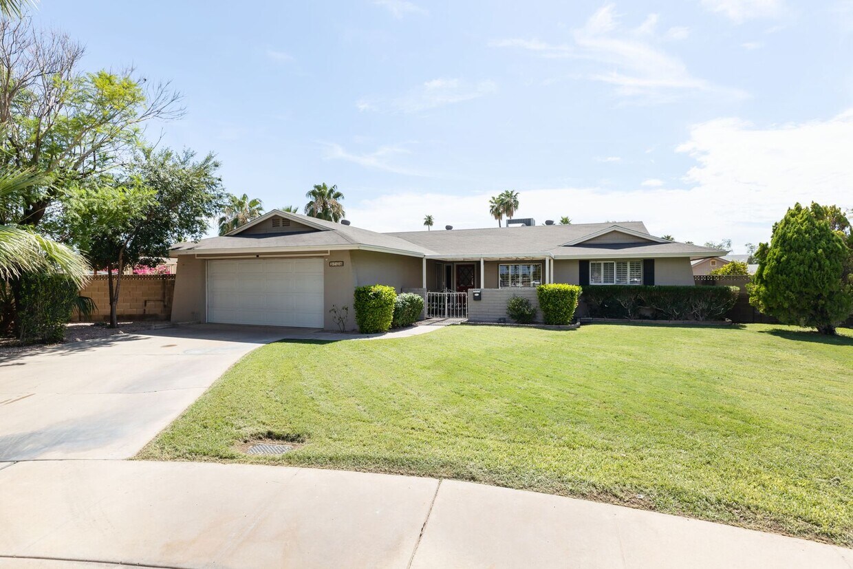 Foto principal - Tempe Beauty! 2199 Sq Ft 4 bedroom 2 bath ...