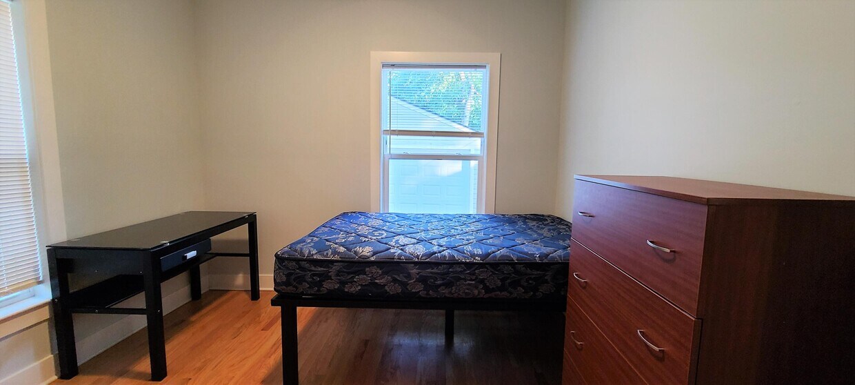 Foto del edificio - 1208 E University Ave