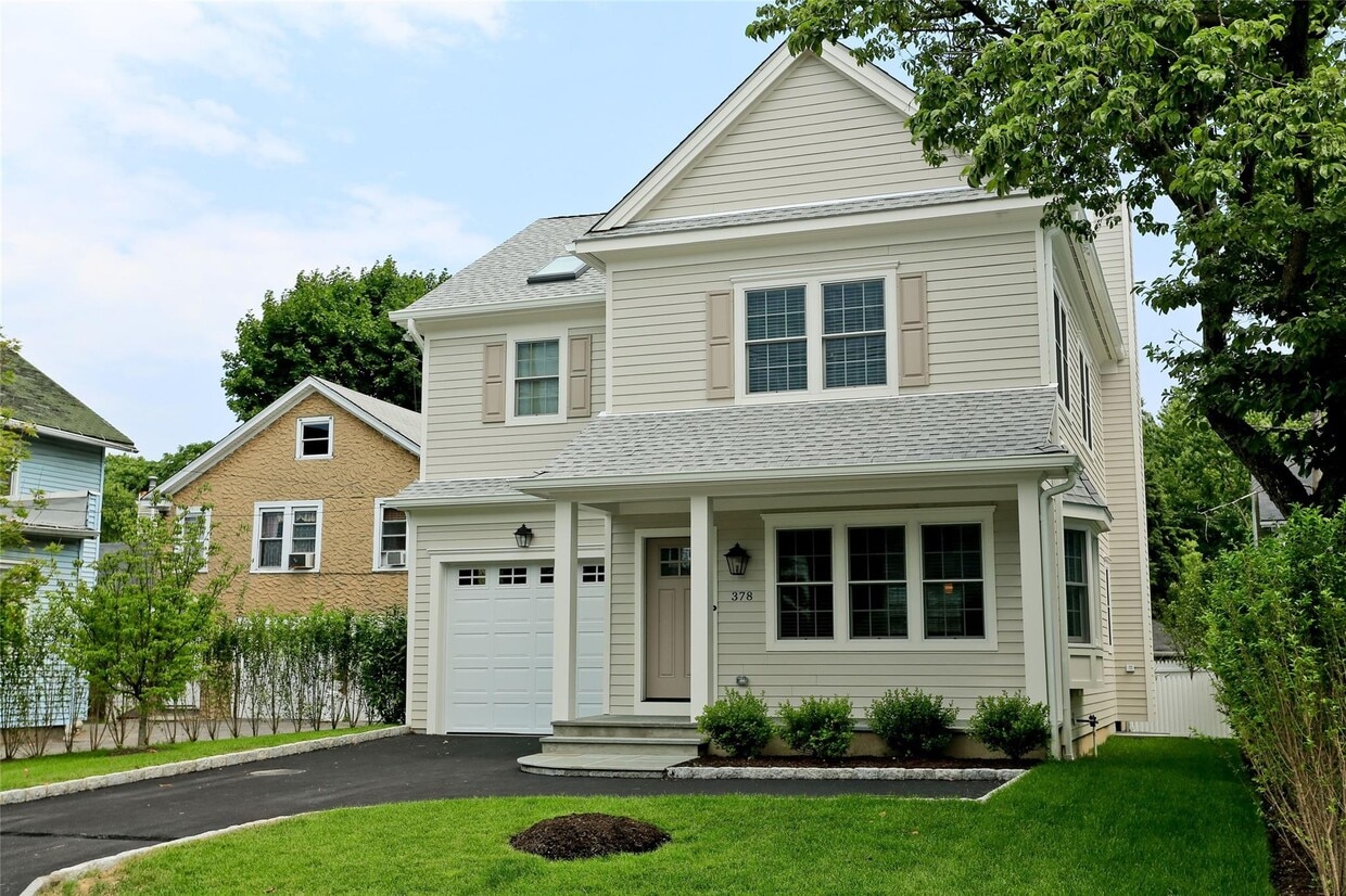 Primary Photo - 378 Midland Ave
