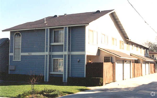 Building Photo - 711 S Victoria Ave