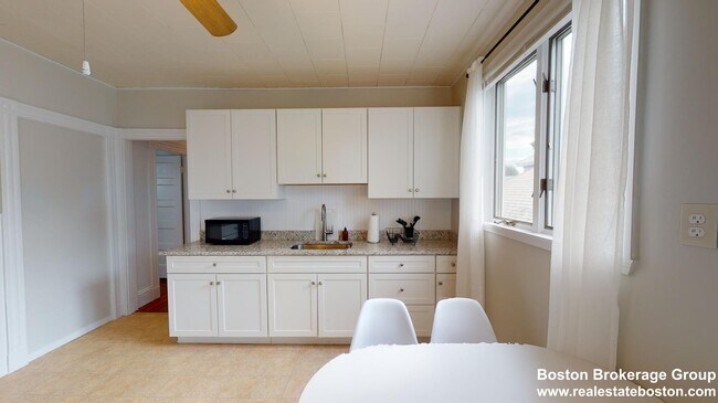 Foto del edificio - 32 Roseclair St