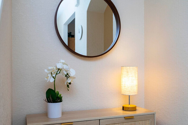 Building Photo - Townhouse with Thematic Rooms & Lake View