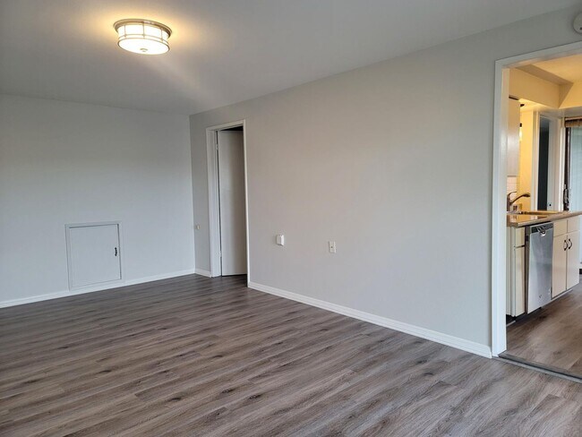Building Photo - Newly Remodeled One Bedroom Apartment in P...