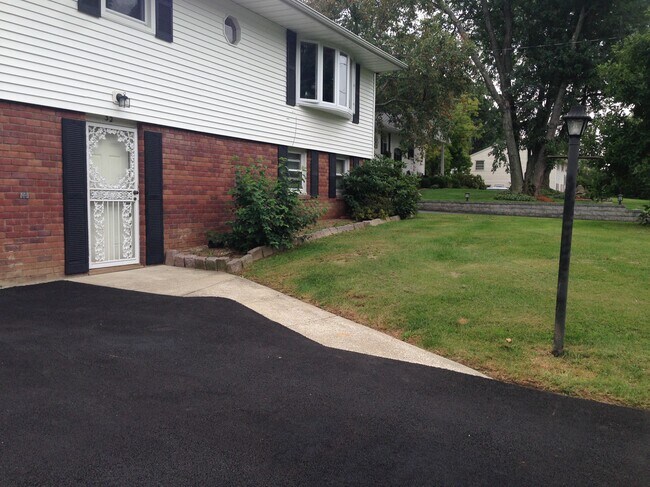 Building Photo - 32 Lakeview Dr