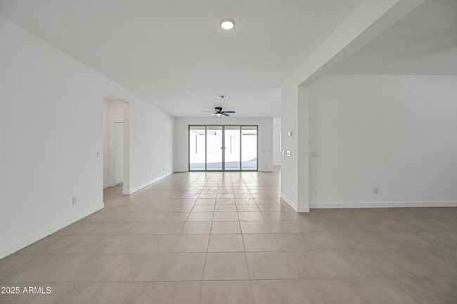 Foto del edificio - 23410 W Florence Ave