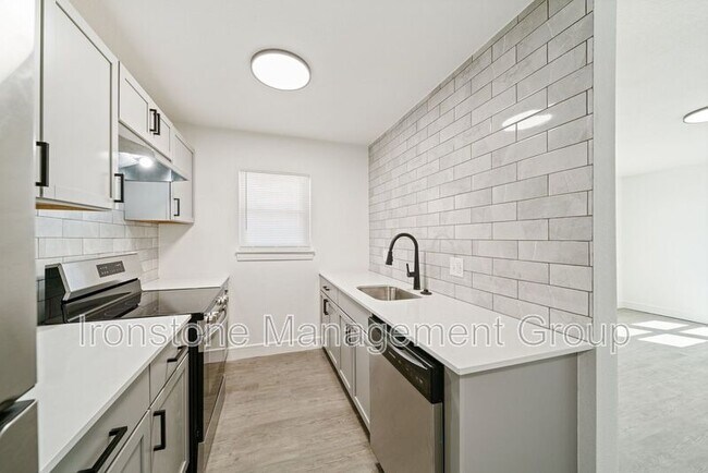 Building Photo - 3169 E 49th St