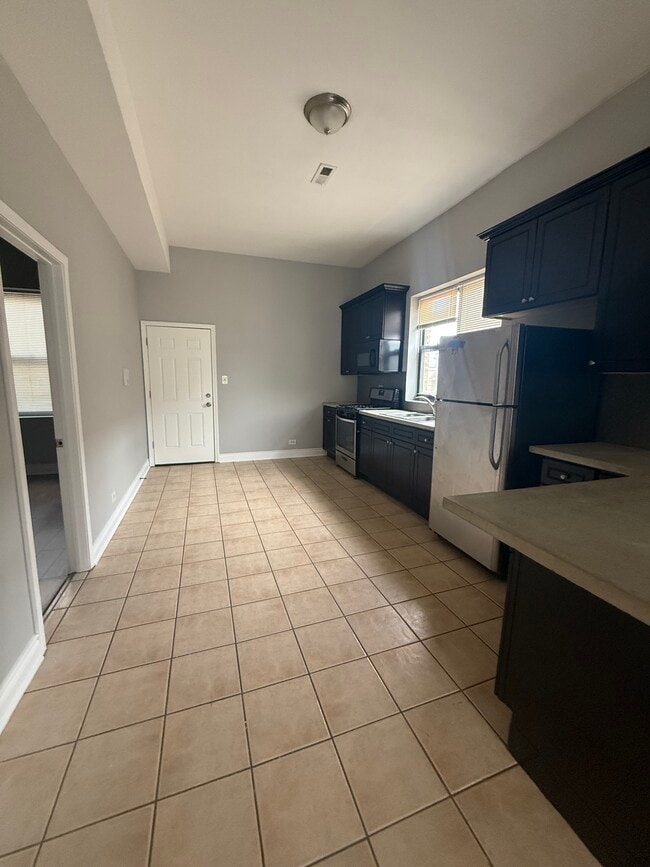 Kitchen, Stainless steal appliances - 930 W 35th Pl