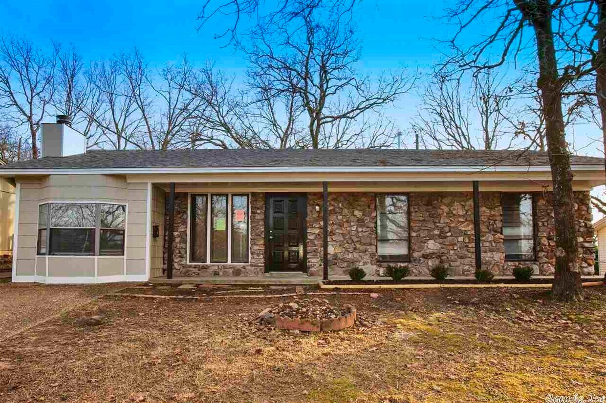 Primary Photo - 304 Timberline Dr