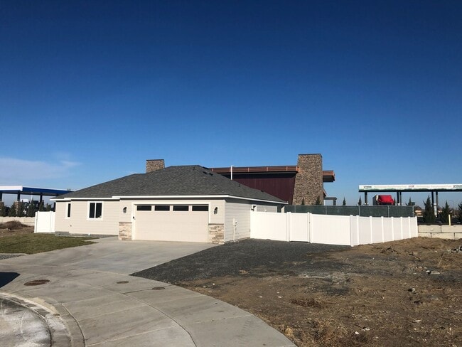 Building Photo - 3 Bed 2 bath Home for Rent!