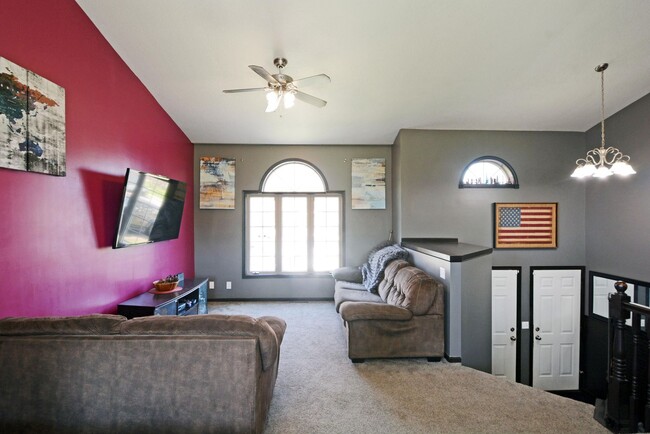 Foto del edificio - Spacious 4-Bedroom Gem in Buffalo with 3-C...