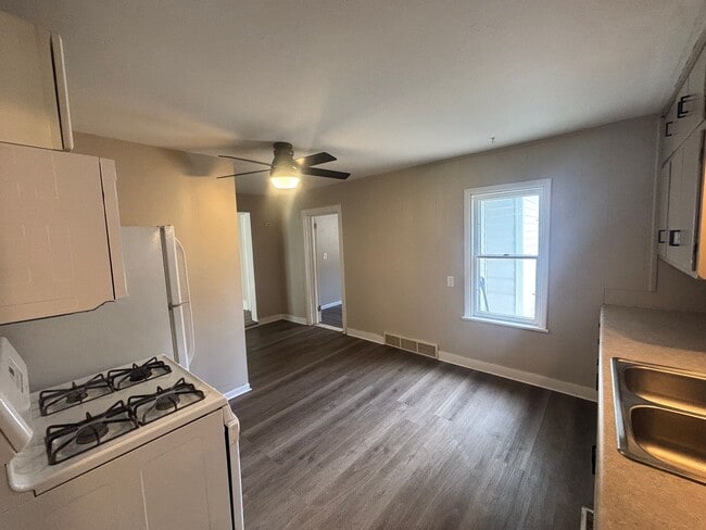Building Photo - Lower 2 Bedroom Unit Apartment