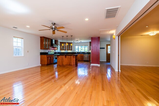 Building Photo - Gorgeous Home | Hardwood Flooring | A/C | Prime Location