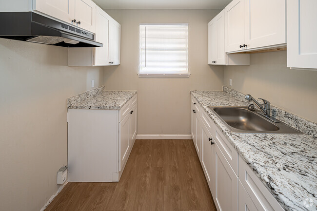 2BR, 1BA - 735SF - Kitchen - Monet V