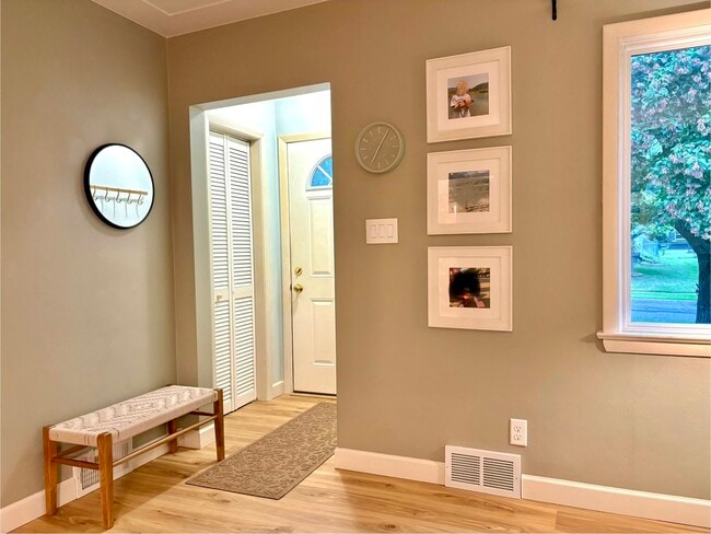 Entryway with front hall closet - 4112 Gladstone St