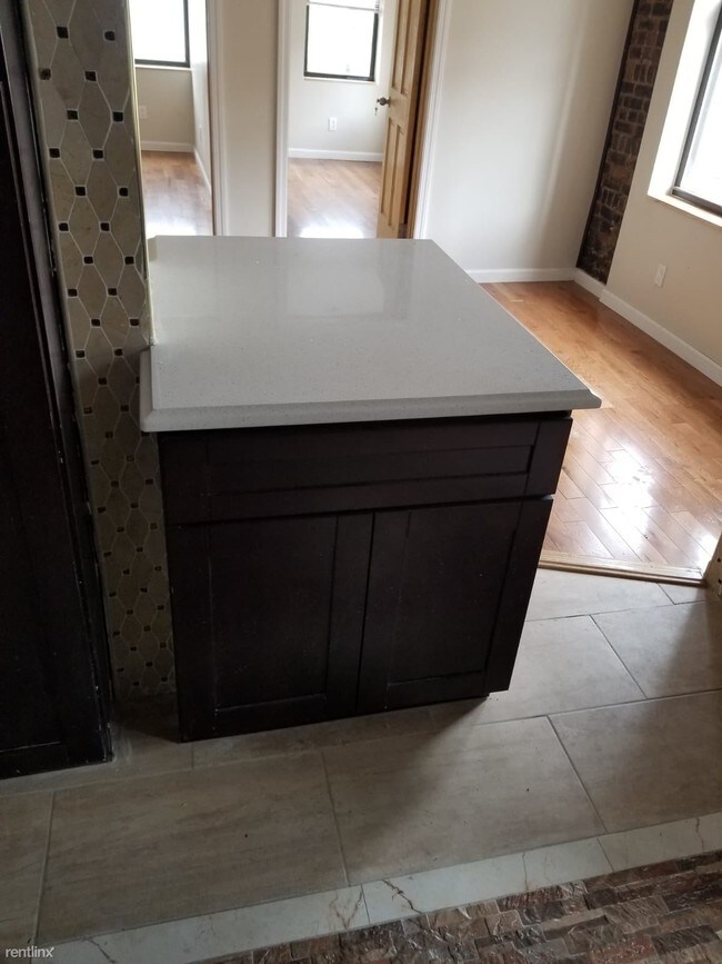 Foto del edificio - 54-39 Metropolitan Ave