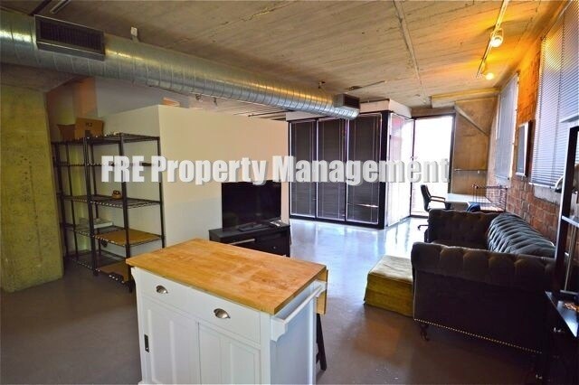 Building Photo - 380 W 200 S