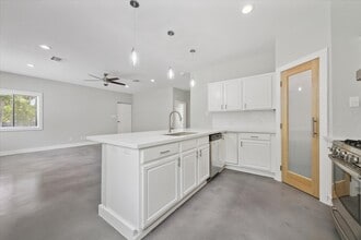 Building Photo - 1425 Oak Hollow Dr