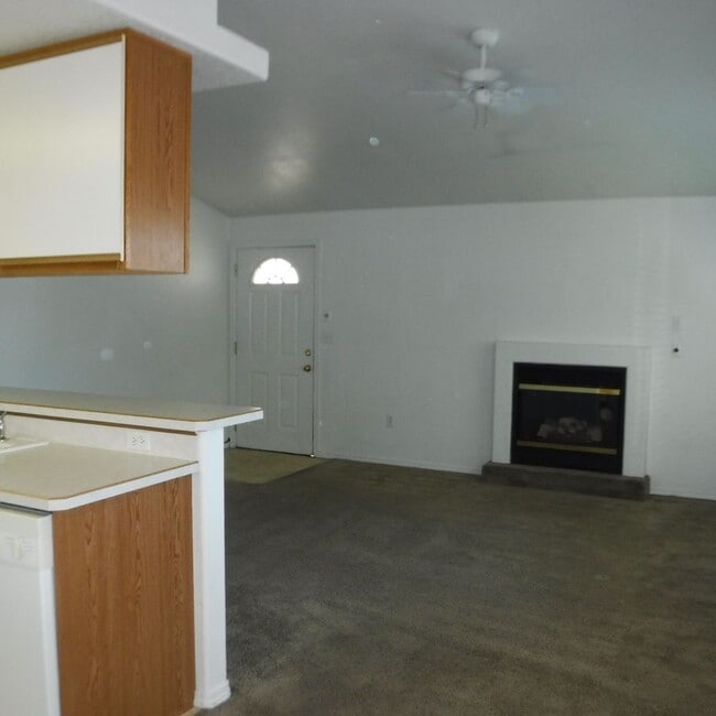 Foto del edificio - Two Bedroom, Two Bath with Single Car Gara...