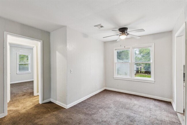 Building Photo - 306 W Mimosa Dr