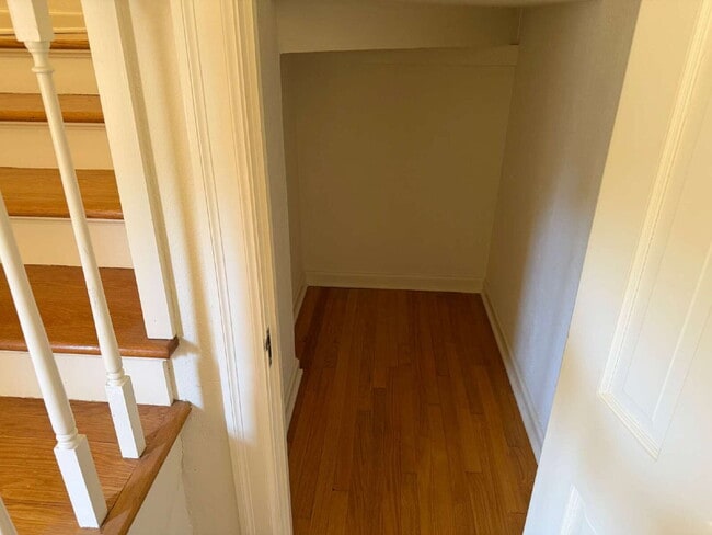 Building Photo - Beautiful two bedroom/1 bathroom with Original Details