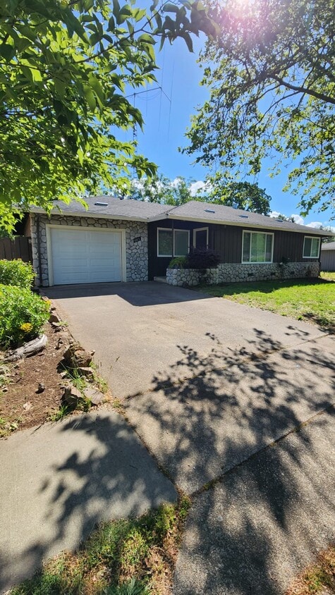 Foto principal - 6015 Susan Rd