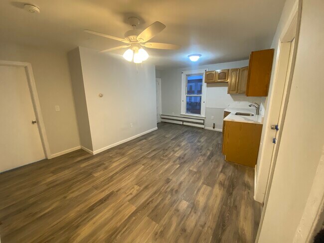 Building Photo - 135 Hudson St