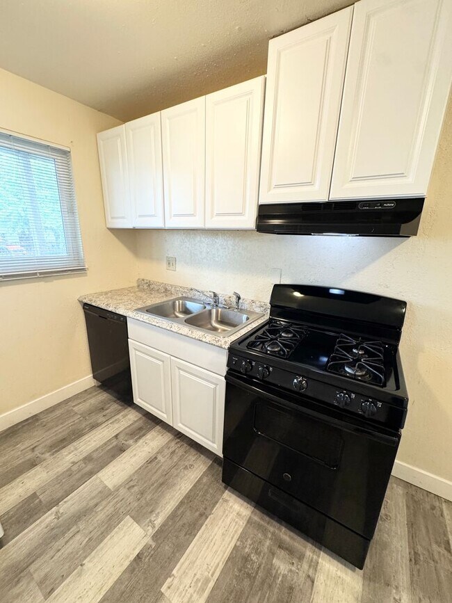 Foto del edificio - Move-In Special; Downstairs One Bedroom + Private Patio – Available Now! SEE VIDEO