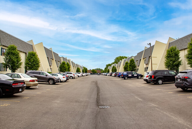 Building Photo - Raintree Apartment Townhouses