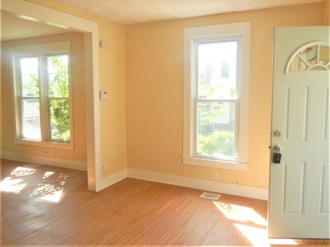 Building Photo - Bright & Comfortable Waltherson Townhouse