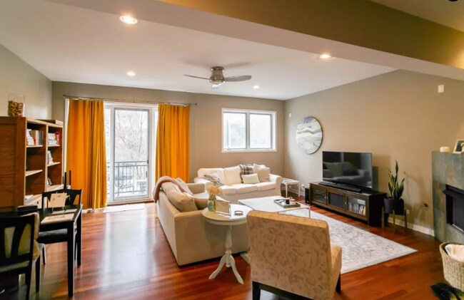 living room - 1616 N Western Ave