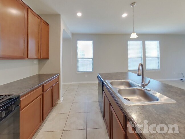 Foto del edificio - 8303 Pioneer Fld