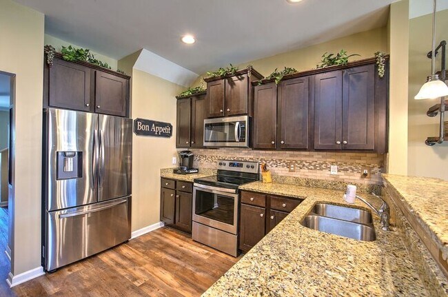 Building Photo - 207 Fern Holw Wy