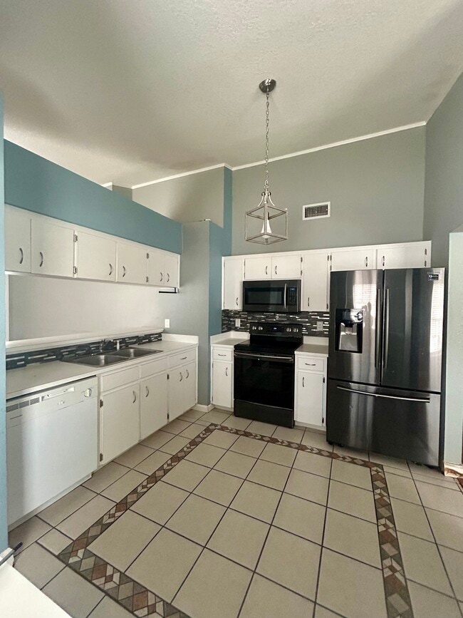 Building Photo - 622 Crystals Blvd