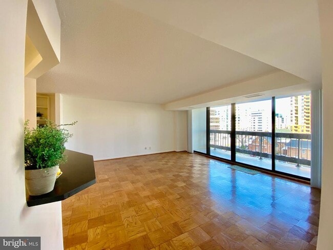Building Photo - 3800 Fairfax Dr