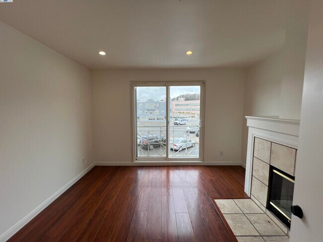 Building Photo - 15 Teresita Blvd